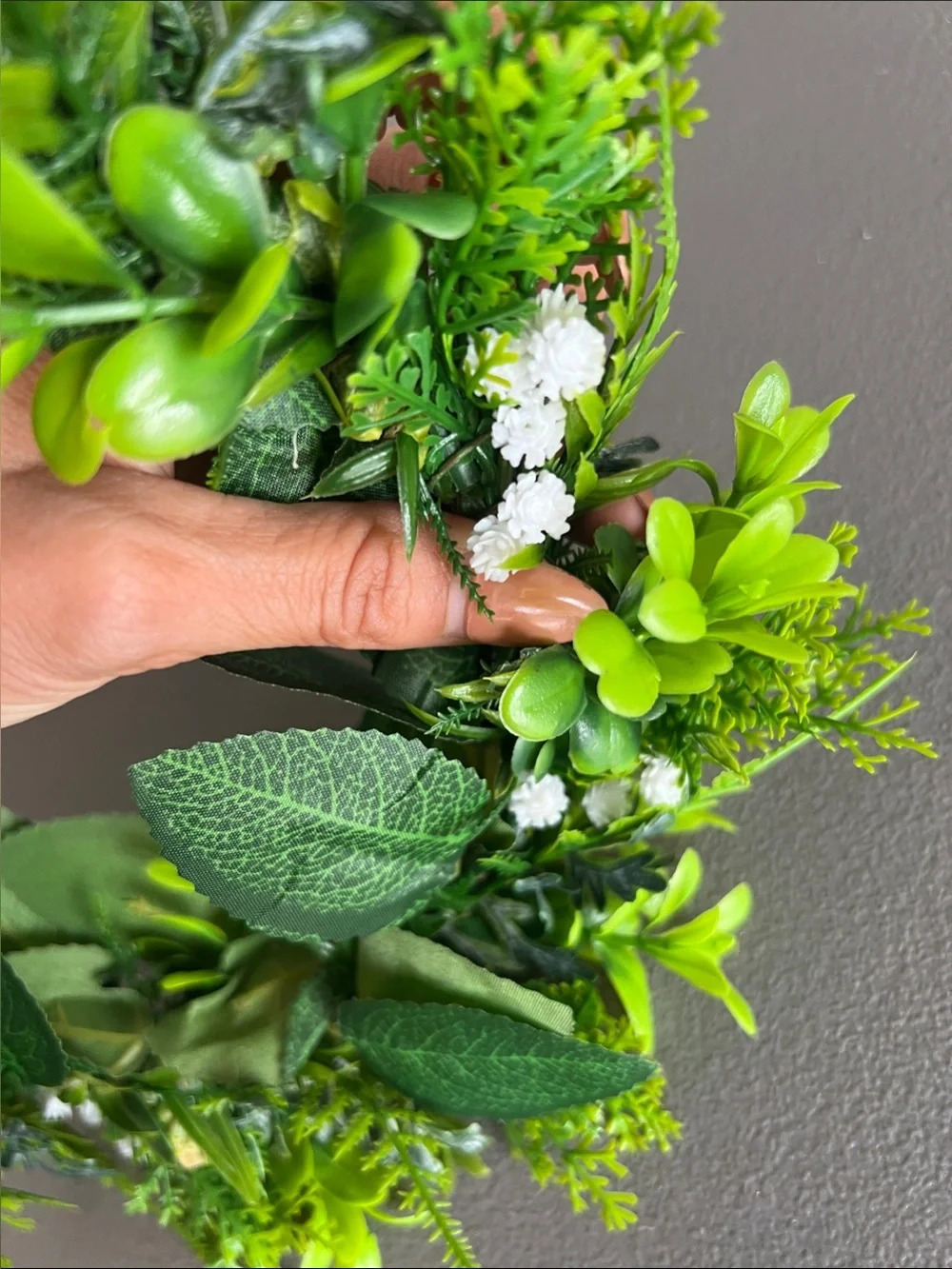 🍃🤍NWT LUSH FAUX GREEN & WHITE FLORAL HEAD CROWN🤍🍃